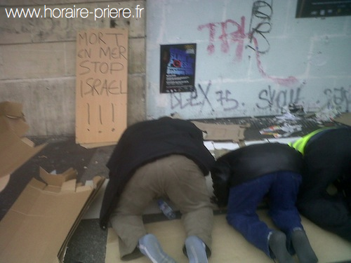 Dans une rue parisienne, pendant une manifestation