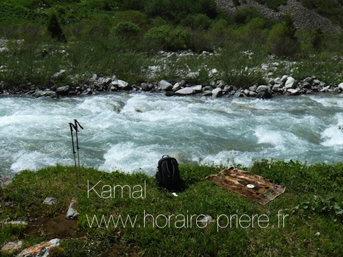 Au bord d’un ruisseau au Kirghizstan