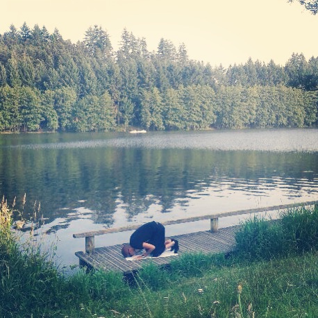 Prière au bord du lac des Sapins, France