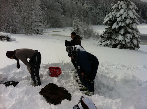 priere au bord d'un lac au ski 2