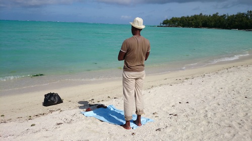 prier sur la plage