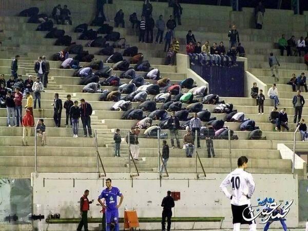 Sur les gradins d’un stade