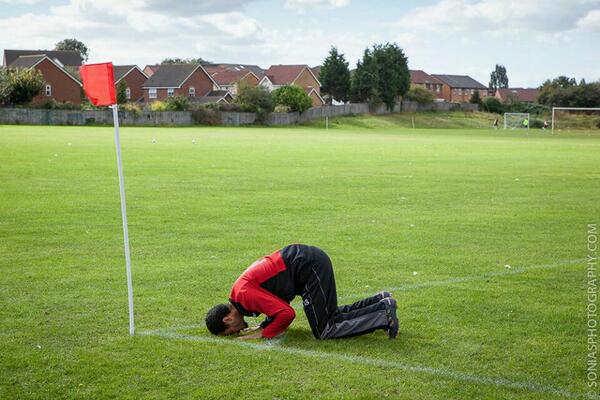 Sur un terrain de football