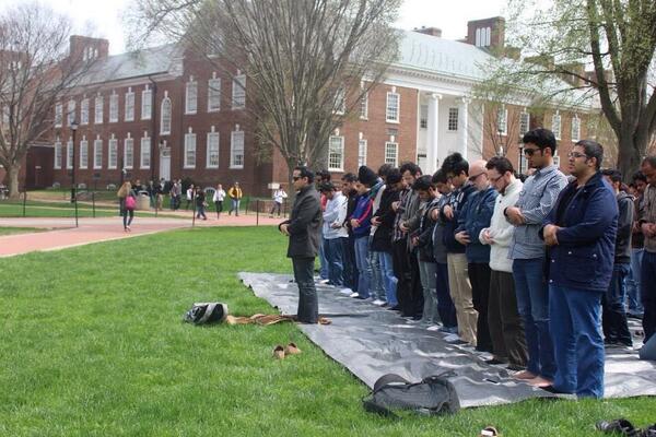 Salat al-Jumu’a à l’extérieur, sur un campus