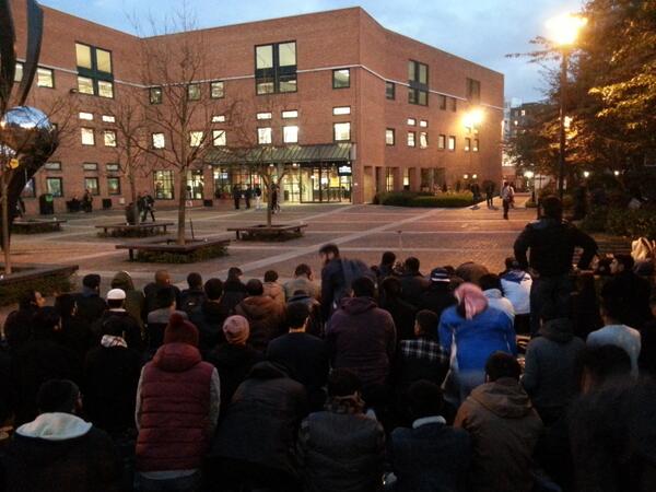 Salat al-Maghrib sur la place d’une bibliothèque