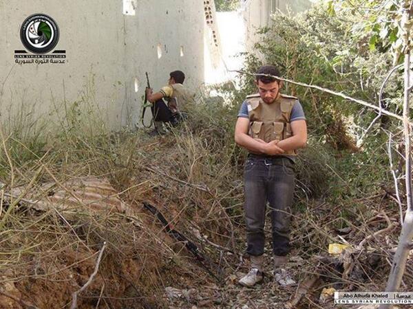 Un combattant syrien au milieu du champ de bataille