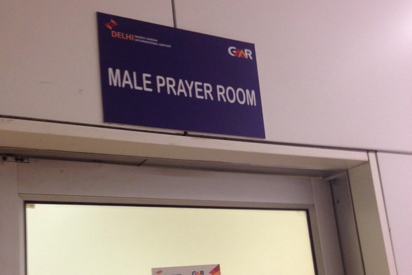 Prière à l’aéroport de Delhi