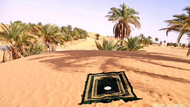 Prier dans le désert à Timimoun, Algérie