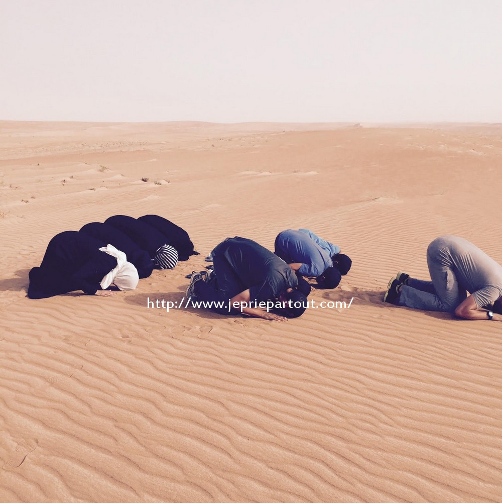 Prière dans le désert à Oman