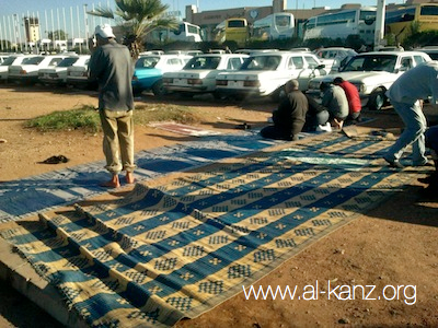 Prière dans un parking de l’aéroport d’Agadir, Maroc