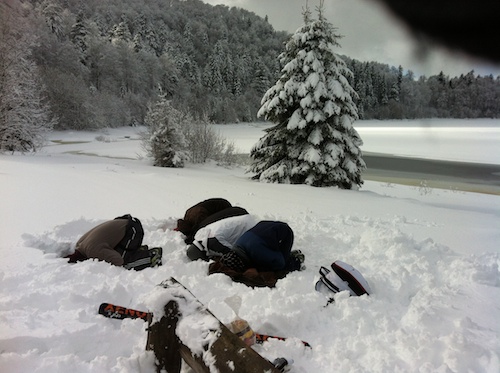 priere au bord d'un lac au ski