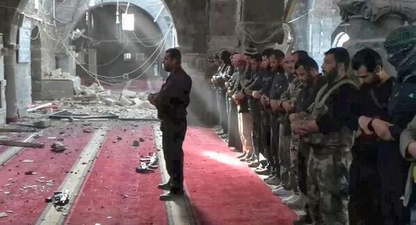 Ils prient, malgré les bombardements, en Syrie