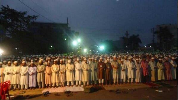 Prière en groupe au Bangladesh