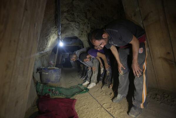 Dans un tunnel sous terrain en Palestine