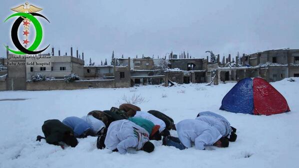 Sur la neige, dans le quartier de Baba Amr en Syrie
