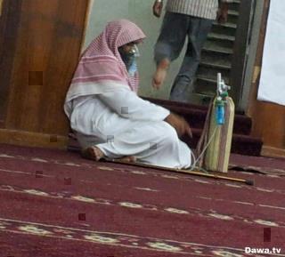 A la mosquée, accompagné de sa bouteille d’oxygène