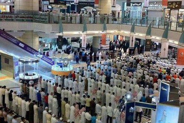 Prière dans un centre commercial en Arabie saoudite
